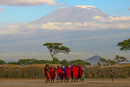 Massai vor dem Kilimanjaro